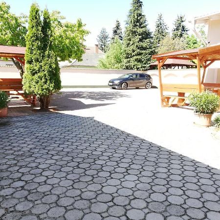 Imola Es Andrea Apartmanhaz Hajdúszoboszló Buitenkant foto