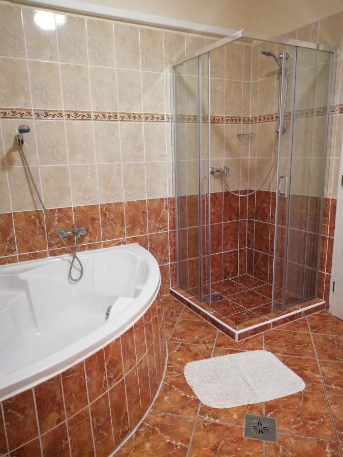Imola Es Andrea Apartmanhaz Hajdúszoboszló Buitenkant foto