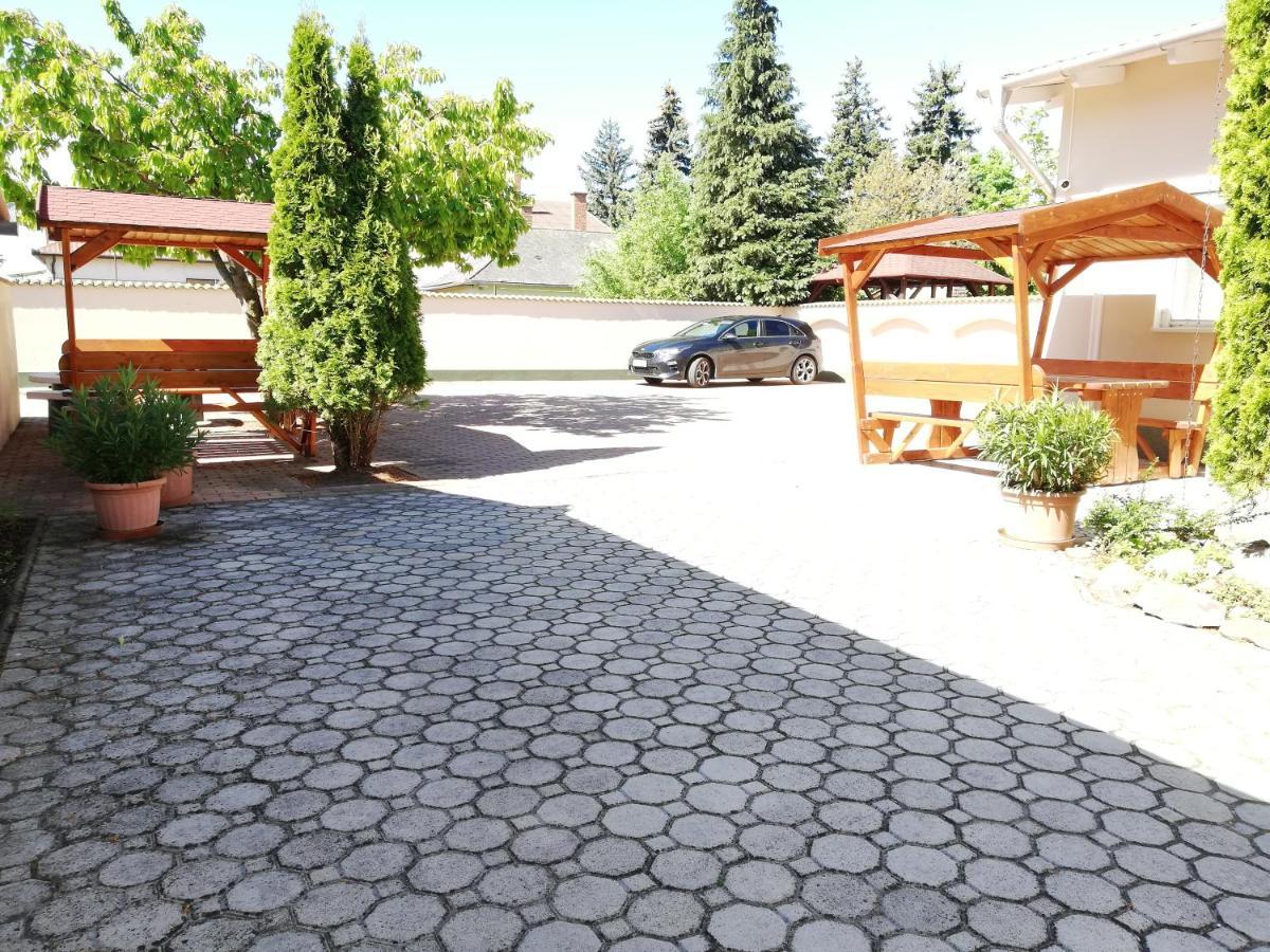 Imola Es Andrea Apartmanhaz Hajdúszoboszló Buitenkant foto