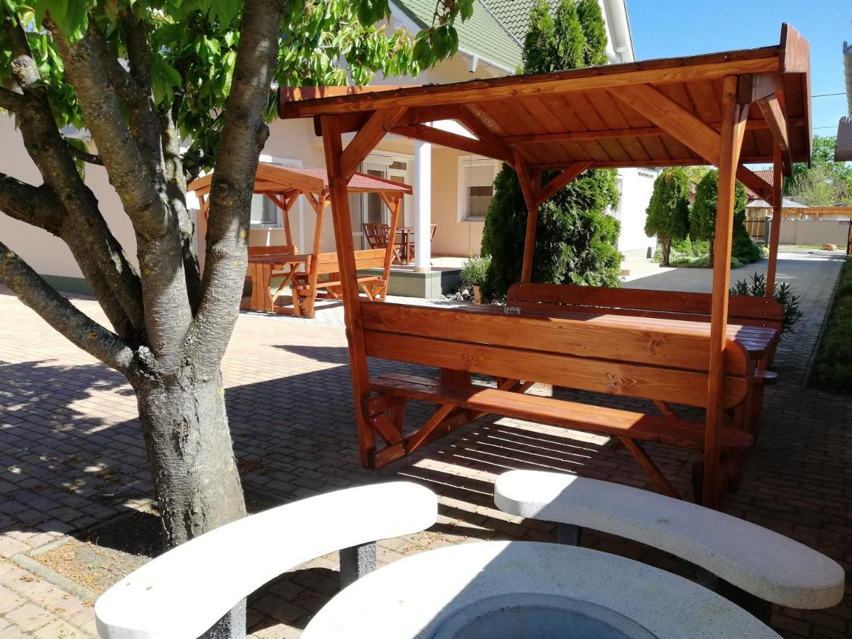 Imola Es Andrea Apartmanhaz Hajdúszoboszló Buitenkant foto